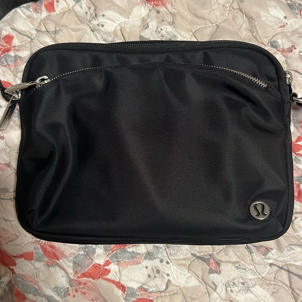Lululemon city adventurer crossbody 2.5L